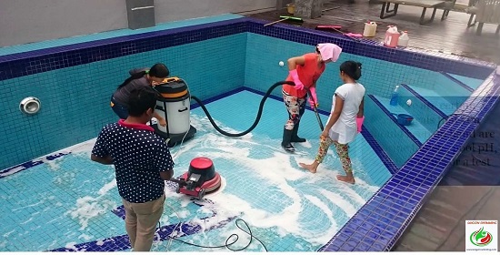 Dọn sạch đáy hồ bơi, công đoạn quan trọng để bảo trì hồ bơi